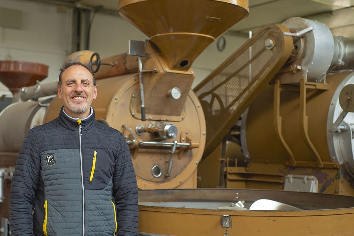 Tecnico TCR Tostatrici davanti a una tostatrice professionale ricondizionata